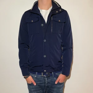 J.Lindeberg Jacka  - J.Lindeberg Jacka - storlek s - varan är i jätte fint skick, inga flaws - modellen är 187cm och 83kg - vid frågor eller funderingar är det bara att skriva!