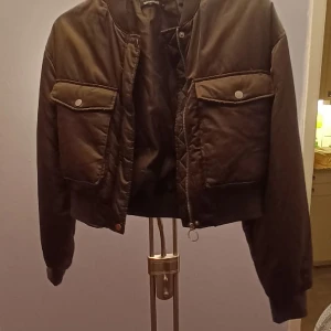 Ny gina tricot bombar jacka  - St medium finns på eskilsvägen vid Haninge centrum men kan träffas upp i Stockholm området eller skicka på posten swish eller kontanter 