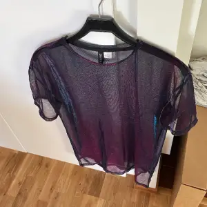 Skitcool tröja som syns! Meshtyg som skiner i lila/rosa/blått. Tyvärr kommer den inte till användning längre. Size XS men är oversized så skulle passa S och även säkert M också🥳