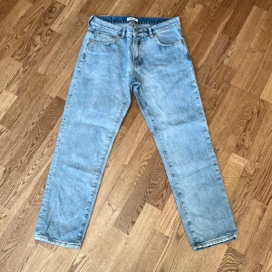 Woodbird Jeans - Ljusblå jeans från Woodbird, waist 31, storlek 30