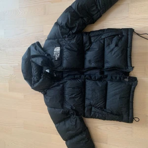 The Norh Face jacka  - The North Face jacka i storlek S💓 Köptes förra året för 2600 kr. Använd en säsong och har inga synliga defekter. Skriv privat via intresse eller frågor 💞 