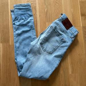 Snygga och sköna hollister jeans som tyvärr blivit för små/inga anmärkningar/nypris 600 vid snabb affär 150