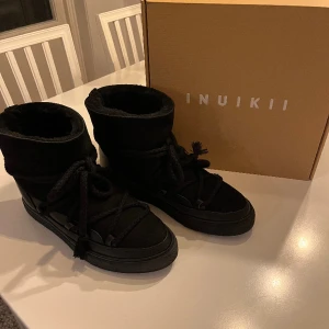 Svarta nuikki skor - stl 41 - Säljer helt nya inuikki skor som har använts en gång då jag märkte att dem var för stora. 