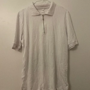 Pikétröja  - Vit pikétröja, köpt second hand, storleken är som en L