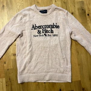 Tröja  - Unisex tröja, passar både för män och kvinnor. Färgen rättvisas inte på bilden, tycker den är mer ljusrosa.   Produkten är i välbevarat skick, säljer för 150kr exklusive frakt. 