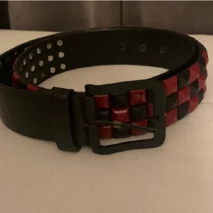 Bälte - Punkigt bälte med svarta och röda nitar knappt några defekter 