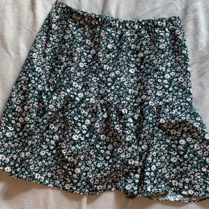 Kjol - Säljer denna kjol åt en kompis, den är grön som syns bättre på andra bilden 