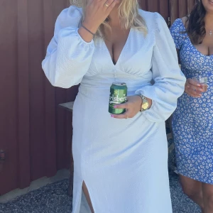 Ljusblå Klänning  - Oanvänd klänning från Gina tricot med prislappar kvar. Köpte två stycken därav en oanvänd. Otroligt fin och perfekt till midsommar eller bröllop. Inköpt för 499kr  Stl.42