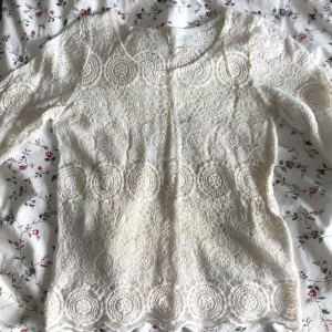 Spetströja - Jättefin tröja med spets från Orange! Aldrig använd. Säljer pga att jag inte har plats för den.