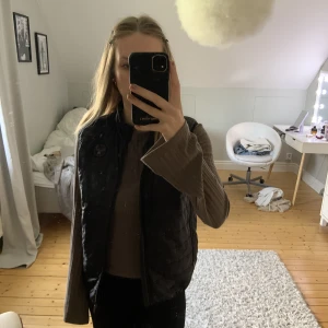 Tunn väst - Väst ifrån napapijri, lite använd storlek 160