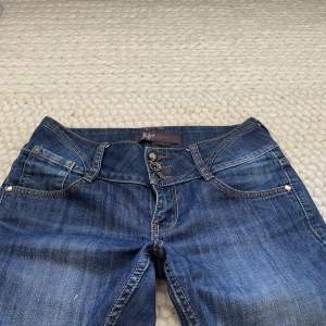 Säljer ett par lågmidjade utsvängda jeans. Har inga bilder med dem på eftersom de är för små för mig💕 Midjemått=73cm Innerbenslängd=77cm Frakt står du för själv!💕