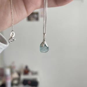 Akvamarin berlock  - Berlock, akvamarin som är mars månads sten.  Silver hänge.   Opps bara berlock ingen kedja till. 