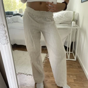 Linnebyxor - Linnebyxor jag har köpt secondhand, men har för många så måste sälja dessa tyvärr, hör av dig vid frågor💘ÄR 167 CM!