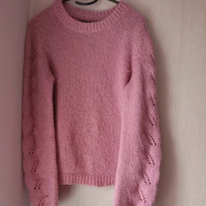 Rosa stickad tröja - Rosa stickad tröja från vero Moda, lång i ärmarna och lite nopprig men inget som stör jättemycket💕