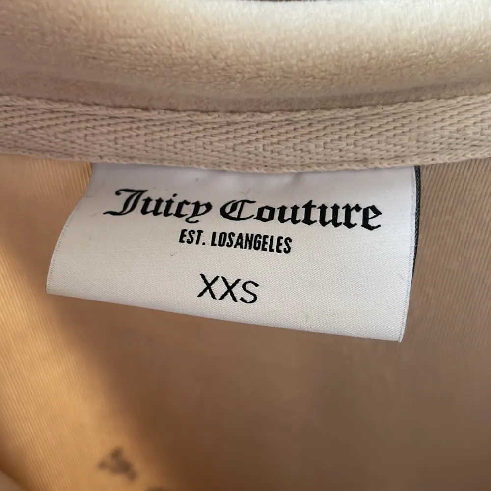 Säljer juicy countre tröja Använd 3 gånger. Äkta juicy. köpe för 1200kr och Köpe på juicy countre hemsidan kan gå för 550kr. Hoodies.