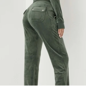 Gröna juicy byxor - Säljer riktigt fin grön vår färg på juicy byxor pga jag inte använder dom mer💗 en av metall grejerna där fram har lossnat därav priset☺️ säljer även röda juicy byxor på min profil 