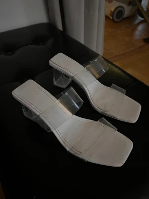 Vita klackar - Rensar ut lite skor som inte kommer till användning längre! Dessa köptes på Pull&Bear för något år sedan och har använts sparsamt. Perfekta till studenten/skolavslutning då de inte har så hög klack👌🏼 Storlek 36💖