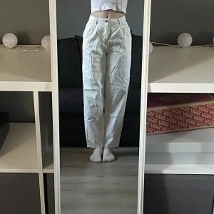 Vita/krämfärgade jeans - Sköna jeans, lite för stora för mig. Använda ett fåtal gånger.
