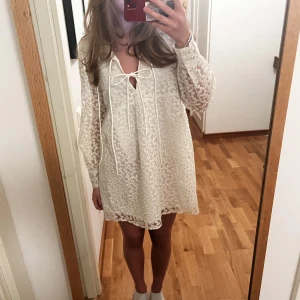 Dea Dress  - SUPERFIN vit blommig klänning som inte säljs längre! Passar perfekt till student eller konfirmation!!🌺🌺Aldrig använt!