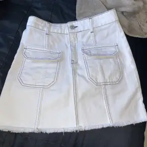 Vit cargo jeans kjol, från chiquelle! Storlek 34, aldrig använd 