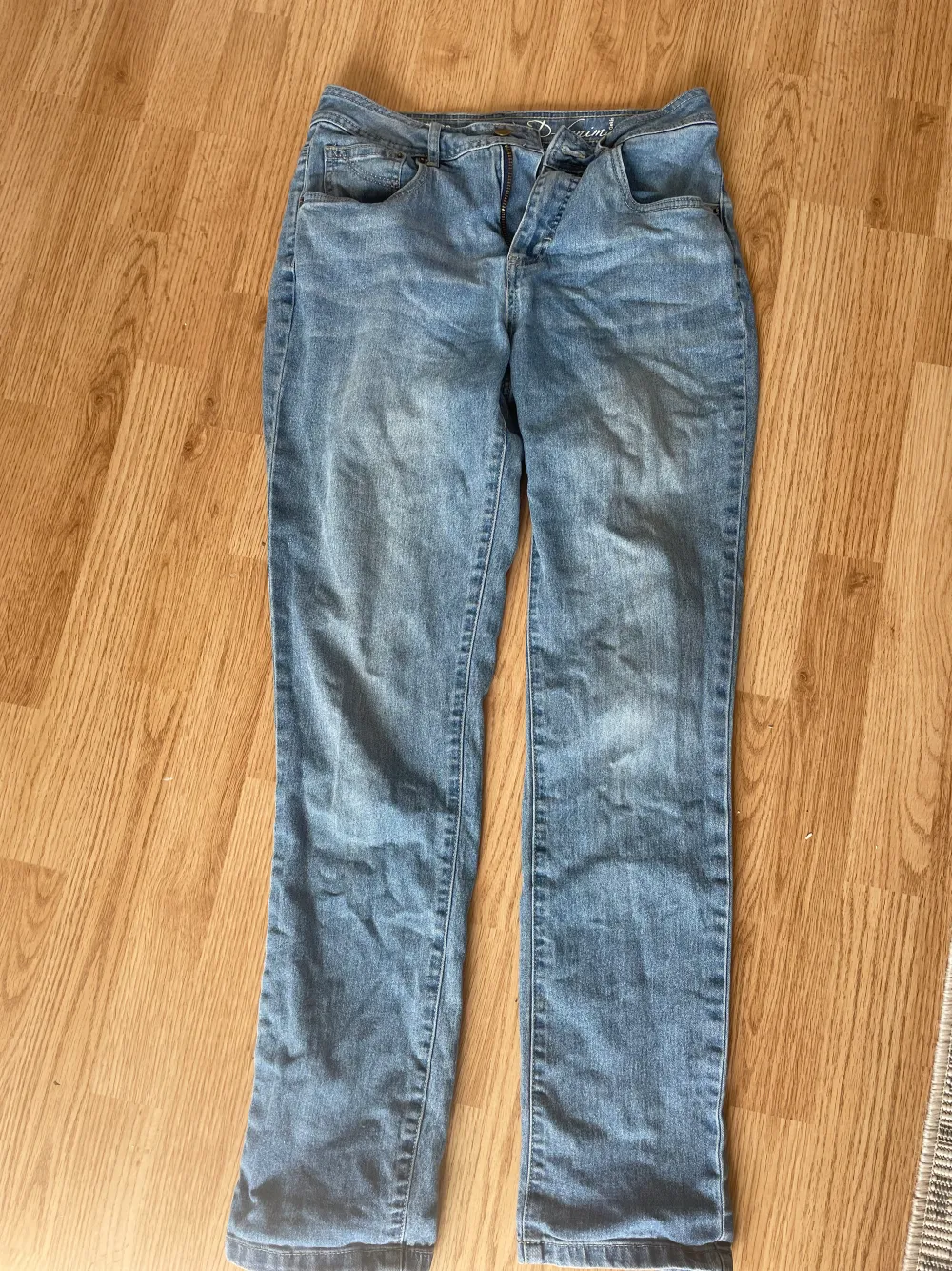 Boyfriend jeans storlek 36. Okänt märke, använd fåtal gånger. 50kr+frakt🩵. Jeans & Byxor.