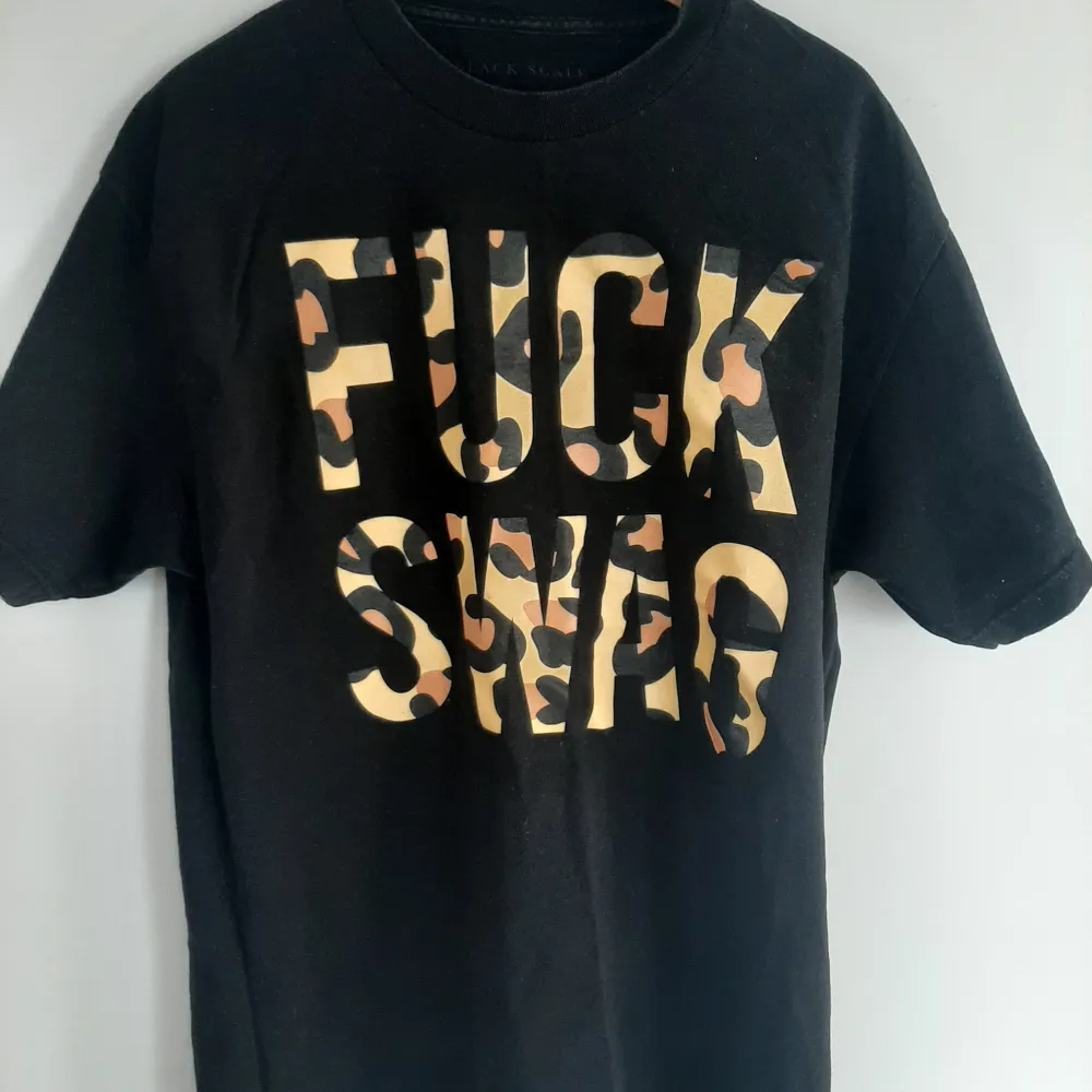 T-shirt av streetwear märket Black Scale. Köpt i USA.. T-shirts.