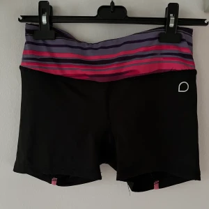 Träningsshorts från DOM - Knappt använda träningsshorts/volleyboll-shorts. Sitter bra och är väldigt bekväma 