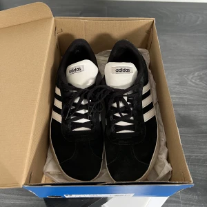 Adidas sneakers svarta  - Sneakers från Adidas. Storlek 38 2/3. 