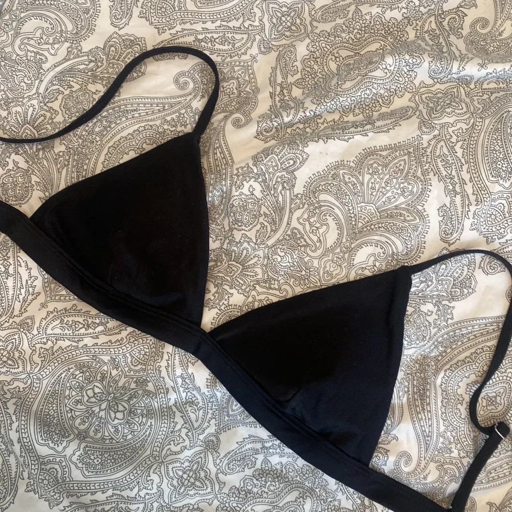 Två stycken svarta bikinitoppar! Köp en för 50 eller få båda för 90.💖 Båda är storlek XS. Köparen står för frakt!. Övrigt.