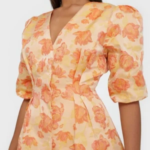 Adoore klänning - Använd 1 gång, ett litet slitage visas på bild 3