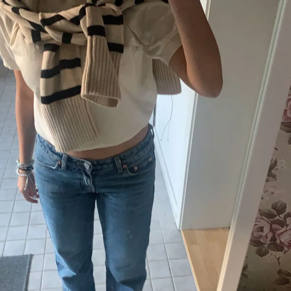 Säljer mina arrow weekday jeans då de inte kommer till användning längre. De är använda men ändå i bra skick. Tveka inte att skriva om du har en fråga. Storlek 26 längd 32.. Jeans & Byxor.