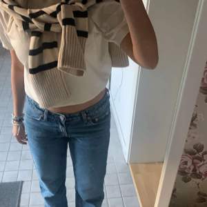 Säljer mina arrow weekday jeans då de inte kommer till användning längre. De är använda men ändå i bra skick. Tveka inte att skriva om du har en fråga. Storlek 26 längd 32.