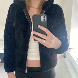 Teddyjacka - En jätteskön jacka i storlek L men den känns mer som en S/M. Säljs då den inte kommit till användning. (Förlåt för smutsig spegel)