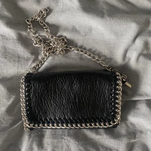 Söt väska  - Säljer denna väskan i nyskick ifrån Tiamo. Den är jätte söt i den lilla modellen. Man kan sjustera kedjan. Tryck ej på köp nu tack. 🤍