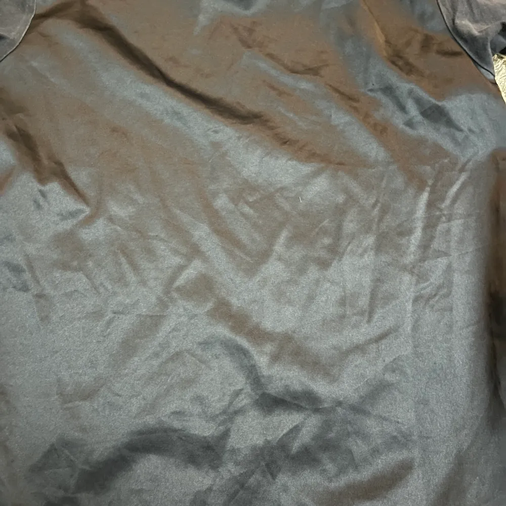 En marinblå adidaströja med satin material på baksidan. Säljer då den aldrig kommer till användning längre, storlek M. Köparen står för frakten . T-shirts.