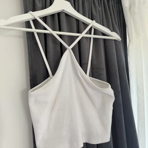Zara topp - Vit zara topp! Fint skick. Passar xs-s. Skicka för fler bilder🥰