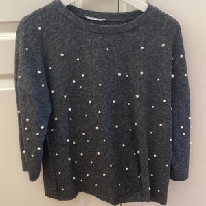 Svart tröja med pärlor - Svart tröja med vita pärlor. Använt fåtals gånger. Säljer då den inte kommer till användning. 