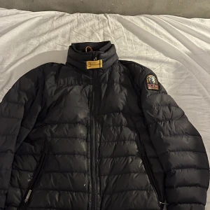 Parajumpers - Säljer min parajumpers jacka på grund av den är för liten och vill ej ha den och den är äkta kvitto finns tyvär ej men den är solbränd och ganska gammal och helt ok skick köpt för ca 3000kr snabb affär vill ba bli av med den 