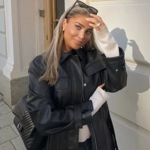 Fake-skinn jacka från H&M - Jacka med avtagbart band i fakeskinn från HM, storlek M men jag på bilden är vanligtvis en S. Knappt använd då jag har alldeles för mycket jackor men skitsnygg! Köpare står för frakt🌟