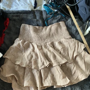 Volangkjol - Säljer denna kjol så den inte kommer till användning. Köparen står för frakten