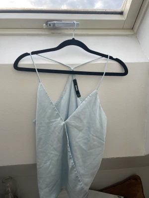 Siden linne - Ljusblått siden linne från BilBok i storlek S. Aldrig använd 