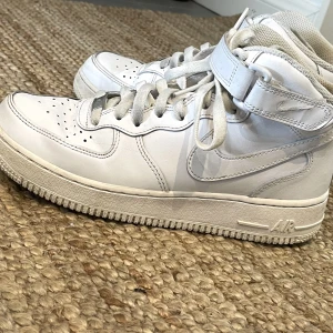 Nike Air Force 1 Mid ’07 - Säjer mina air force 1 mid tops i storlek 40. Jag har gjort rent dem så gott det går men är fortfarande inte riktigt kritvita. Annars har dem inga defekter alls. Kan även tvätta snörena i tvättmaskin om man vill det innan jag skickar. Original pris 1449kr