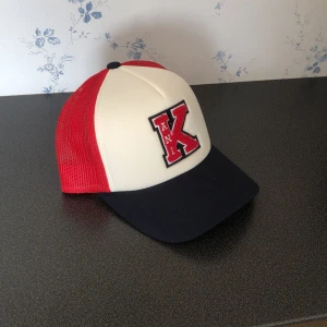 Karl Kani trucker keps - Fet trucker keps från Karl Kani, helt ny har bara tagit bort lapparna, aldrig använt förutom en gång på bilden, nypris 499kr. 