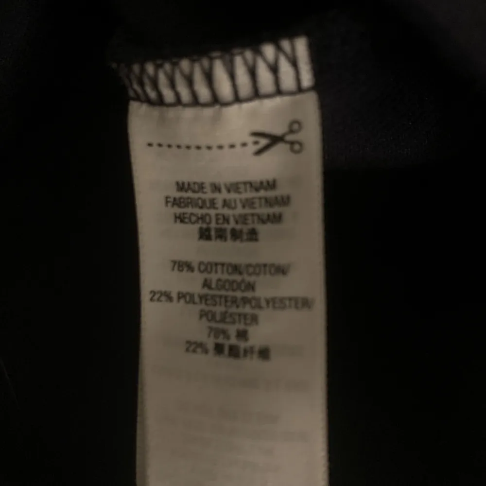 Mörkblå mjuk ”velour”-tröja i fin kvalitet: 78% bomull, 22% polyester. knappt använd. Passar en S eller XS, figurnära modell.. Hoodies.