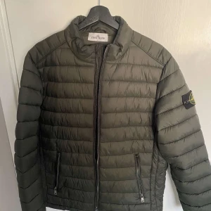 Stone Island Jacka Mörkgrön - Säljer min stone island jacka som är i storlek L men passar även M. Mycket bra skick, endast använd ett fåtal gånger. För mer bilder skriv gärna! Kan mötas upp i Sthlm och även posta!