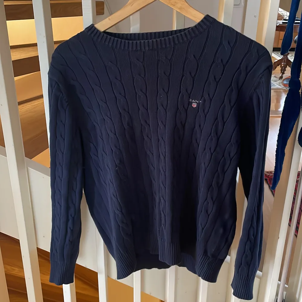 Marinblå gant tröja i snyggt stickat mönster. Använd men inget man märker överhuvudtaget. Skulle uppskatta storleken till XS. 15-17 är lämplig ålder. Tröjor & Koftor.