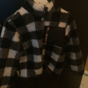 Skriv om du är intresserad  - Det är en jacka materialet är pels utan för.Den har bara Andvds 1 gång 