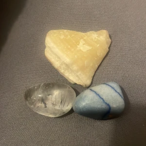 Kristaller💋 - Jätte fina kristaller, tror dom e fake dock… men aja dom e fina o ha! Kom nt ihåg vart jag köpte dom men den gula e från via brazil ele va d nu heter så ja tror den e riktig men annars e alla andra ksk fake. Köp snälla vill bli av med dom🙏❤️