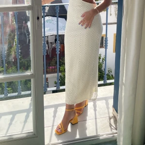 Orangea klackskor - Säljer ett par orangea klackskor i storlek 37 från bershka. Jättefet färg och bara använda en gång, dom är även sköna att gå i♥️