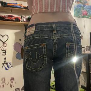 true religion jeans, knappen sitter lite löst😔 midja: 43x2cm innerbenslängd: 80cm